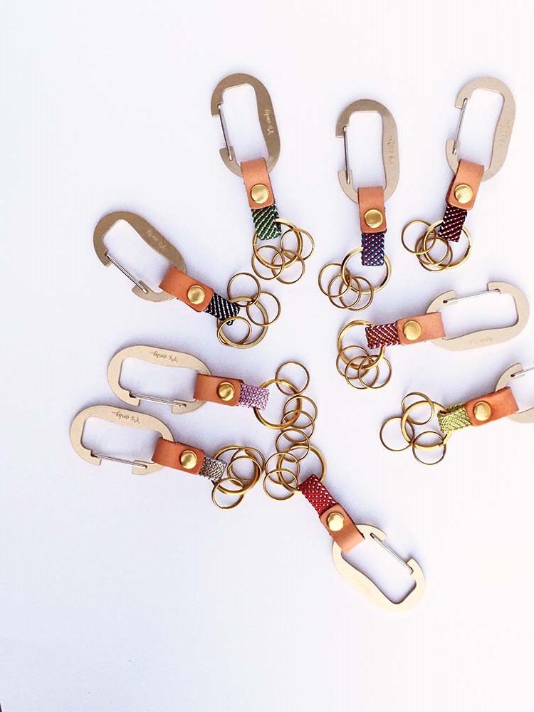 本革と真鍮と組紐のカラビナ