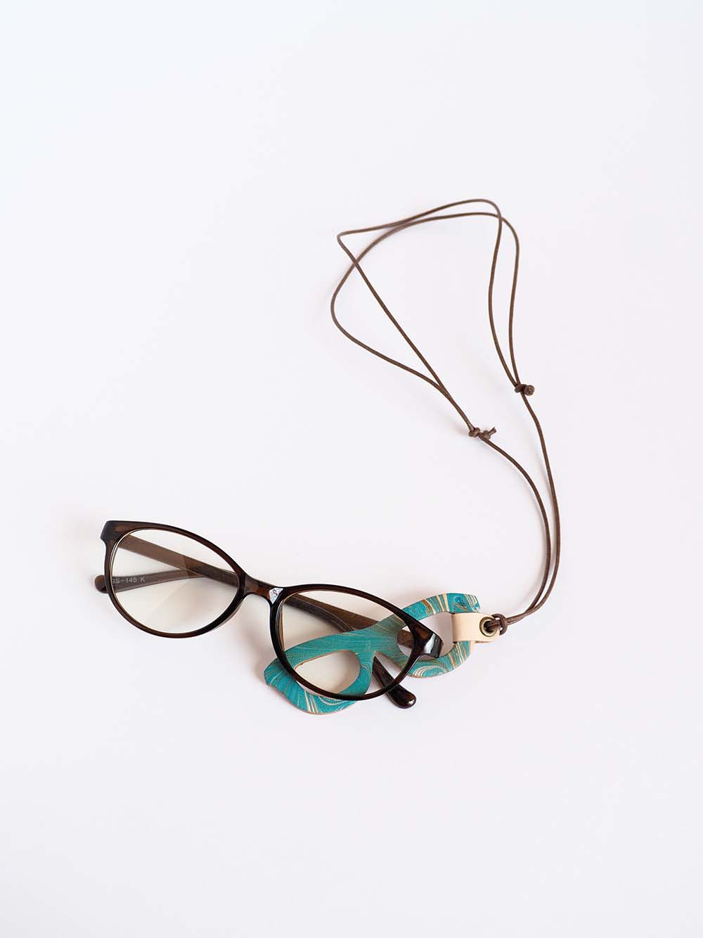 マーブリング本革のめがねホルダーネックレス