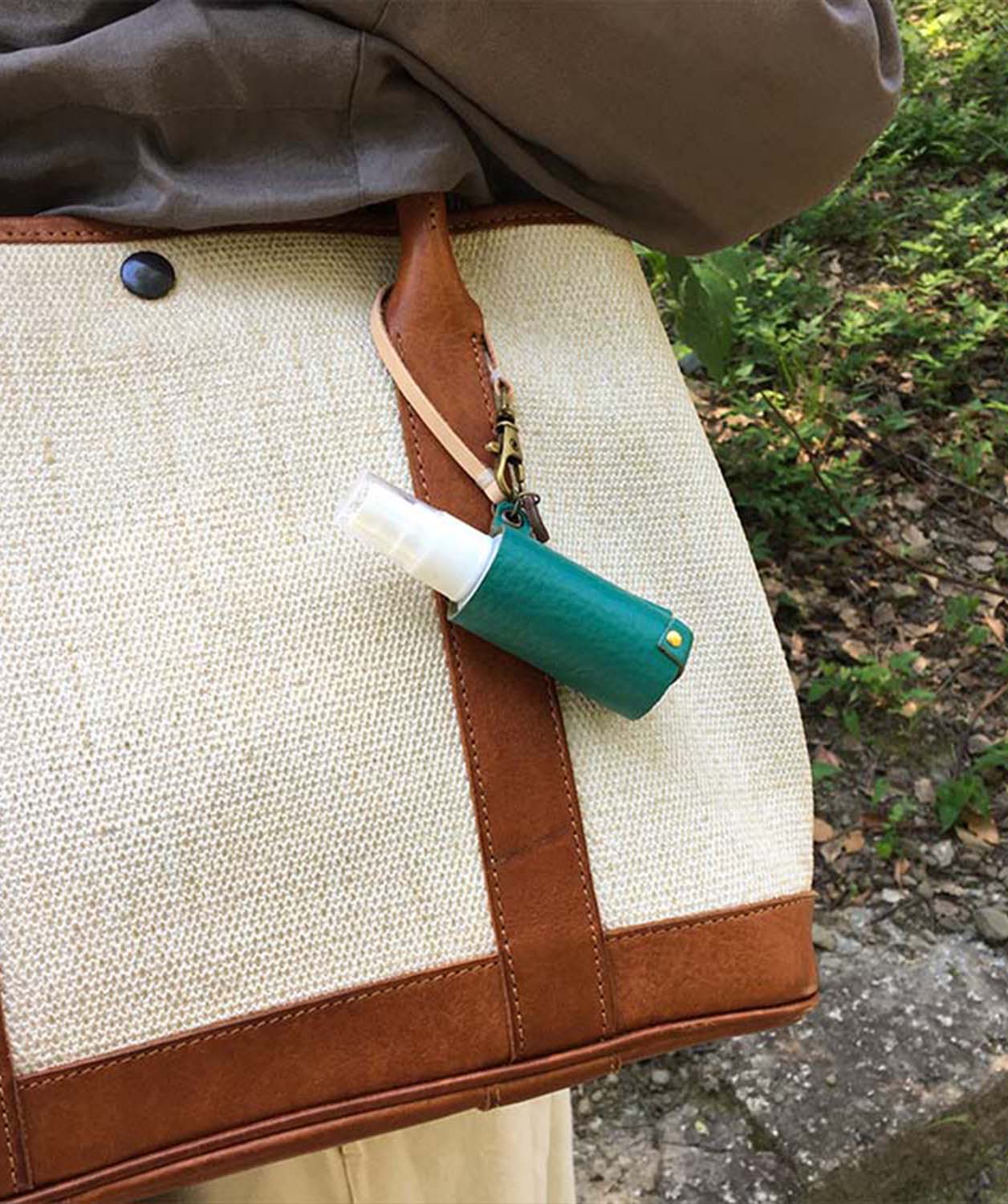 本革のスプレーホルダー