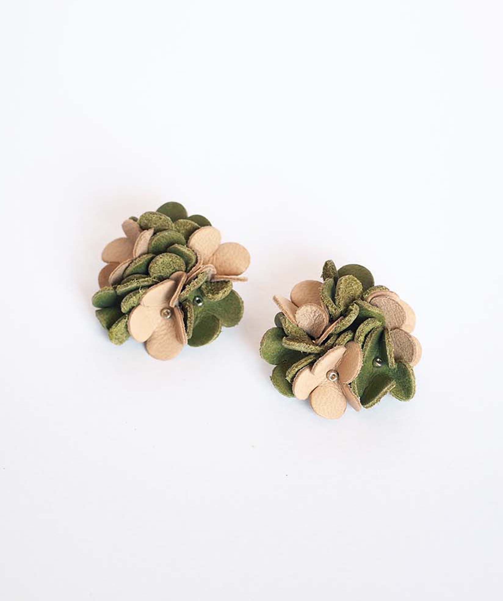 本革のブーケピアス