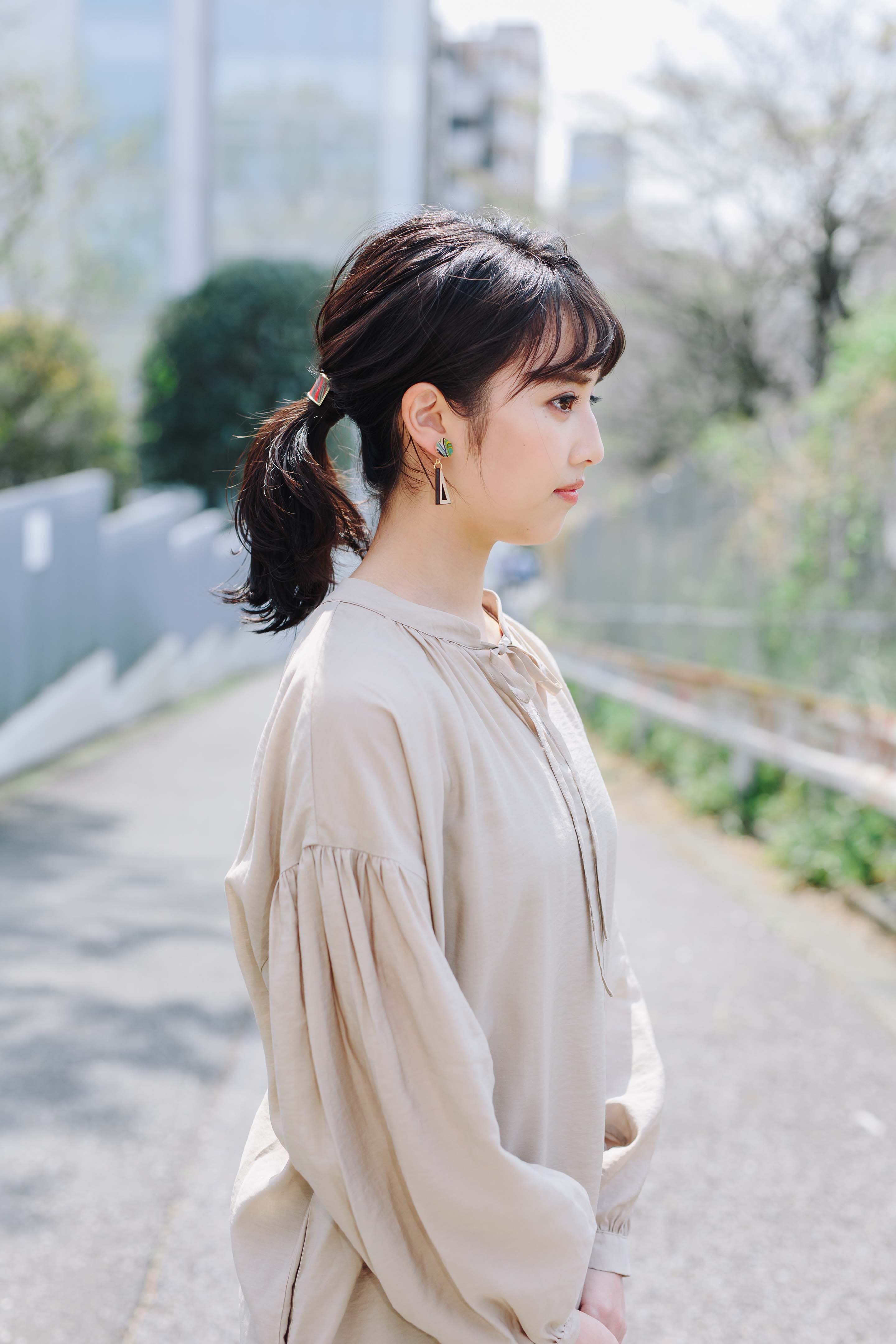 マーブリングポニーフックとピアスをつけた女性