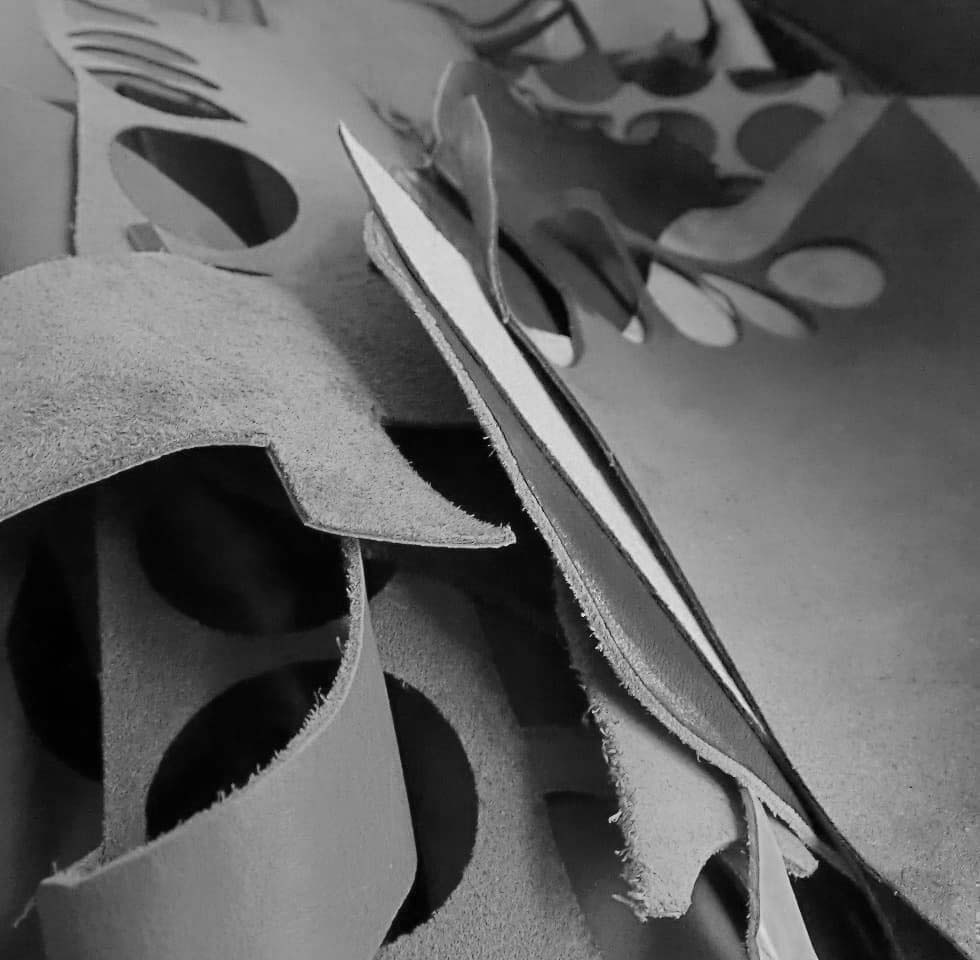 リサイクルレザーのモノクロ写真